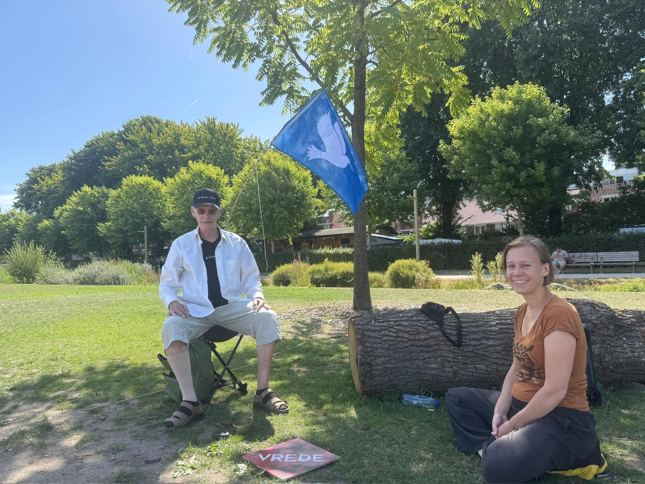 Stille actie voor vrede in het Spoorpark in Tilburg